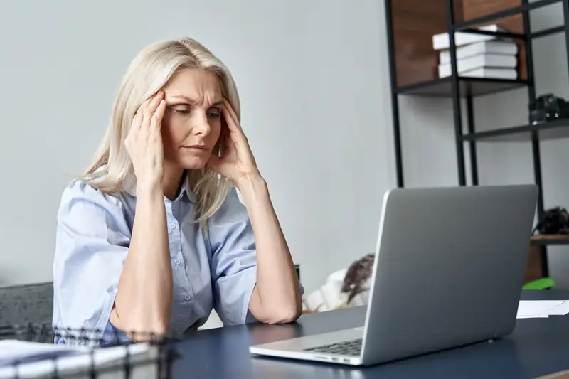 Stres, zmęczenie, migreny mogą pojawiać się w okresie menopauzalnym / insta_photos, Getty Images