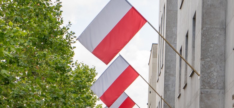 Jak prawidłowo zawiesić flagę? Każdy Polak powinien to wiedzieć