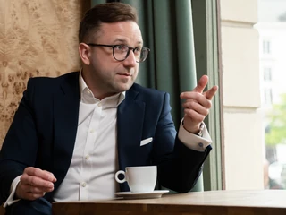 Tomasz Marciniak, partner zarządzający w polskim oddziale McKinsey & Company. Posiada ponad 15-letnie doświadczenie w doradztwie strategicznym w 25 krajach w Europie, Azji, Australii, Afryce oraz na Bliskim Wschodzie. Wspiera klientów z sektorów energetycznego, technologicznego, finansowego, publicznego oraz private equity. Współautor raportów wydanych przez McKinsey & Company, m.in. „Polska jako Cyfrowy Challenger”, „Polska 2030”, „Ramię w ramię z robotem”. Absolwent Wydziału Ekonomiczno- -Socjologicznego UŁ. Ukończył programy z zakresu ekonomii i finansów w LSE, na Uniwersytecie Pompeu Fabry w Barcelonie i Centrum Uniwersyteckim FMU w São Paulo, Colorado School of Mines oraz Singularity University w USA