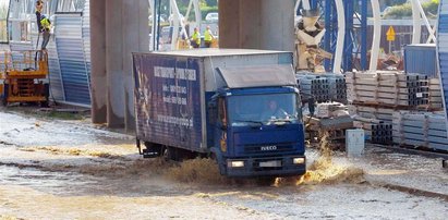 Zalało główną trasę stolicy. Utrudnienia na trasie Toruńskiej