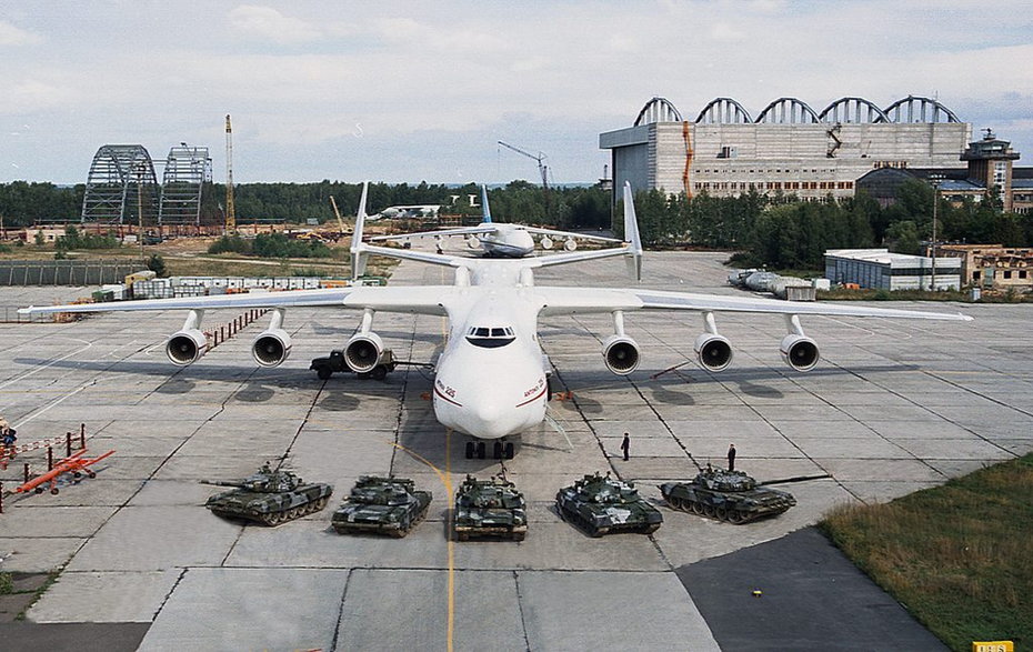 An-225 z ładunkiem czołgów T-72, z którymi 11 września 2001 r. przystąpiła do ustanowienia 124 światowych i 214 krajowych rekordów.
