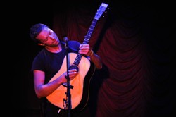 Chris Martin jest outsiderem – zobacz "True Love"