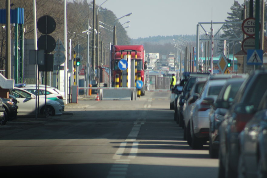Kolejka tirów po stronie białoruskiej na przejściu granicznym w Bobrownikach (woj. podlaskie)