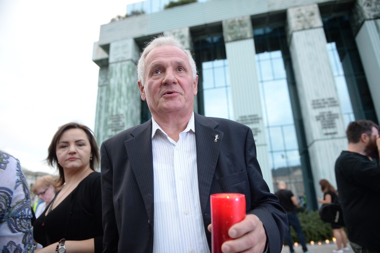 Były opozycjonista Zbigniew Bujak przed siedzibą SN