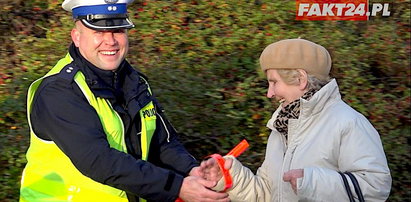 Policja rozdaje odblaski. Jak bardzo zwiększają twoje szanse na drodze?