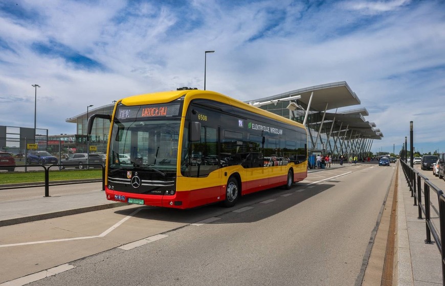 Przy lotnisku jest już ładowarka do baterii autobusów