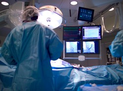 Lekarz dostał zawału, ale operował dalej