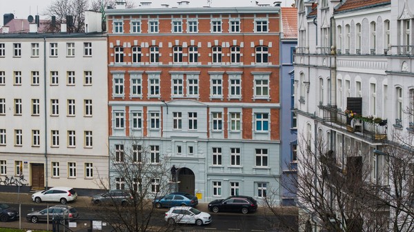Kurkowa 65. Po widowiskowym remoncie elewacji radykalnie zmieniła wygląd ulicy. 