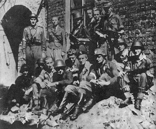 Pamięć o powstańcach warszawskich. Bohatera można wykorzystać, a potem porzucić