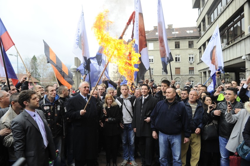 Šešelj ispred Palate pravde zapalio hrvatsku zastavu