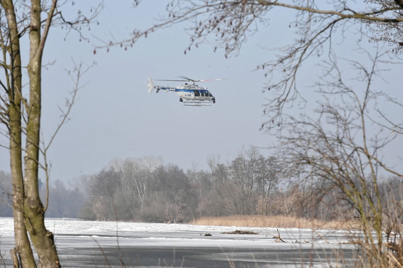 Policyjny śmigłowiec bierze udział w akcji poszukiwawczej polityka, działacza opozycji w czasach PRL Jana Lityńskiego w rzece Narwi w okolicach Pułtuska