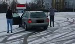 Tak się kończą popisy na parkingu w Radomsku. Uszkodzone auto i wysoki mandat za drift z internetu [WIDEO]