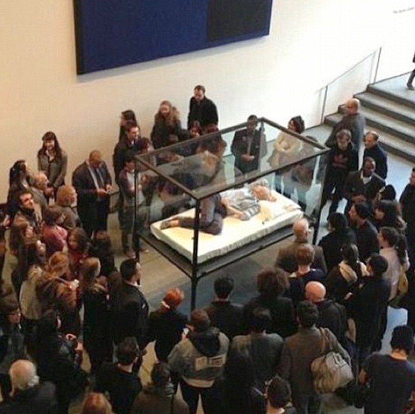 Tilda Svinton spava u "akvarijumu" dok je posmatraju posetioci muzeja