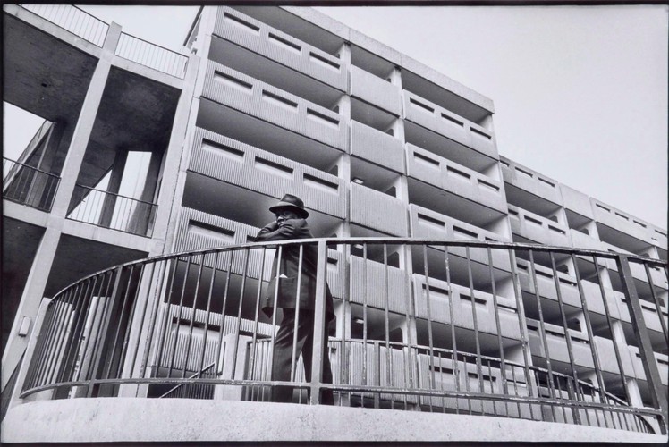 Mężczyzna na chodniku, Manchester 1976