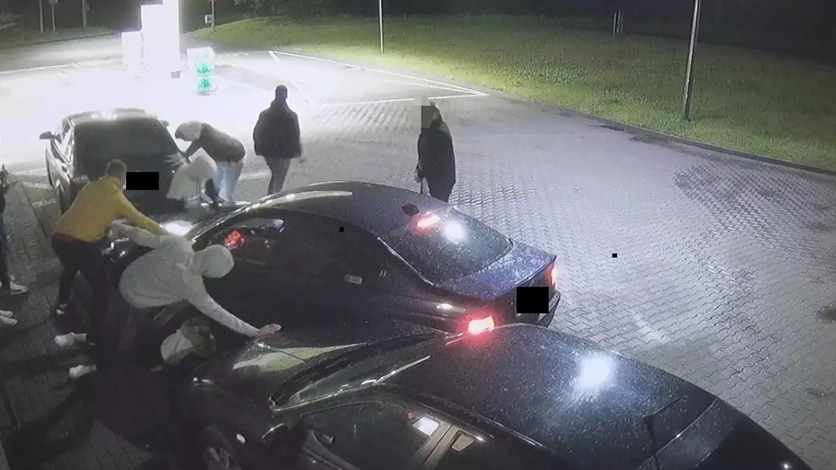 pijany kierowca w BMW potrącił dwie osoby