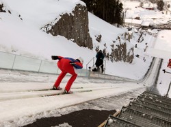 Zobacz pierwszy skok na największej skoczni świata