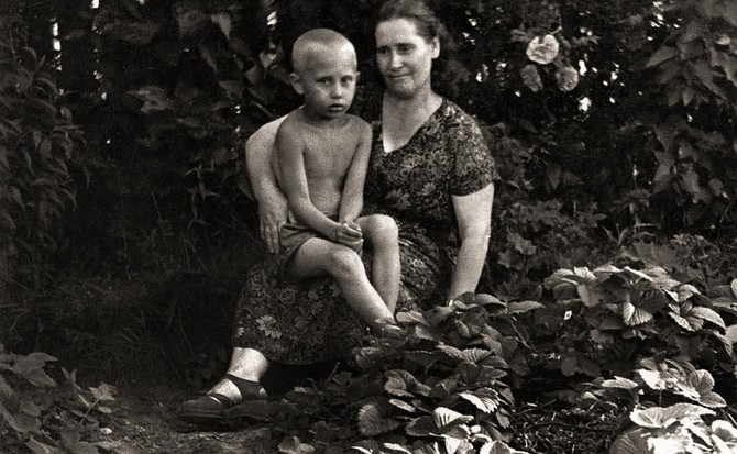 Vladimir Putin (6) sa majkom Marijom Ivanovnom