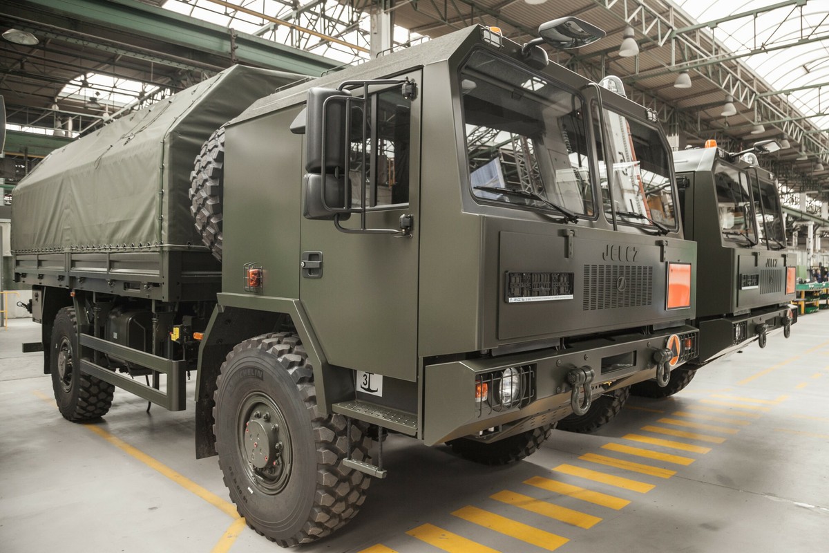 Jelcz nie nadąża z dostawą ciężarówek dla wojska. Kary przekroczyły 10 mln zł