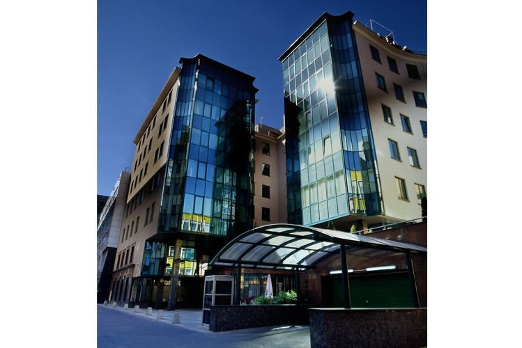 Właściciela zmienił też biurowiec Bliski Centrum w Warszawie. Castle Carbery Properties sprzedało go Griffin Real Estate, grupie inwestycyjnej działającej na rynku nieruchomości w Europie Środkowo-Wschodniej. Bliski Centrum to ok. 4,9 tys. m kw. powierzchni najmu.