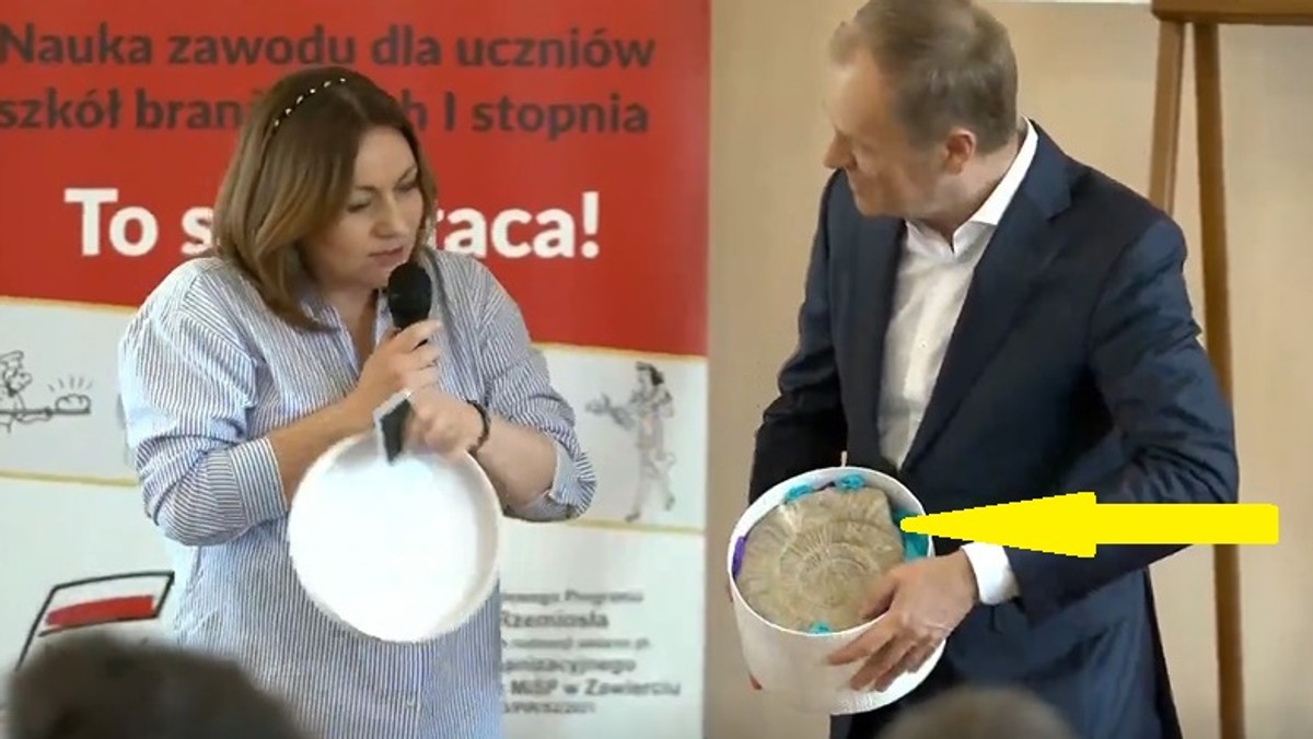 Donald Tusk dostał nietypowe prezenty. "Uwaga, żeby nie wypadł!" [WIDEO]