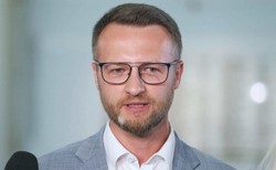 Poseł Szramka ma koronawirusa. "Bydlak mnie dopadł - pomimo zaszczepienia"