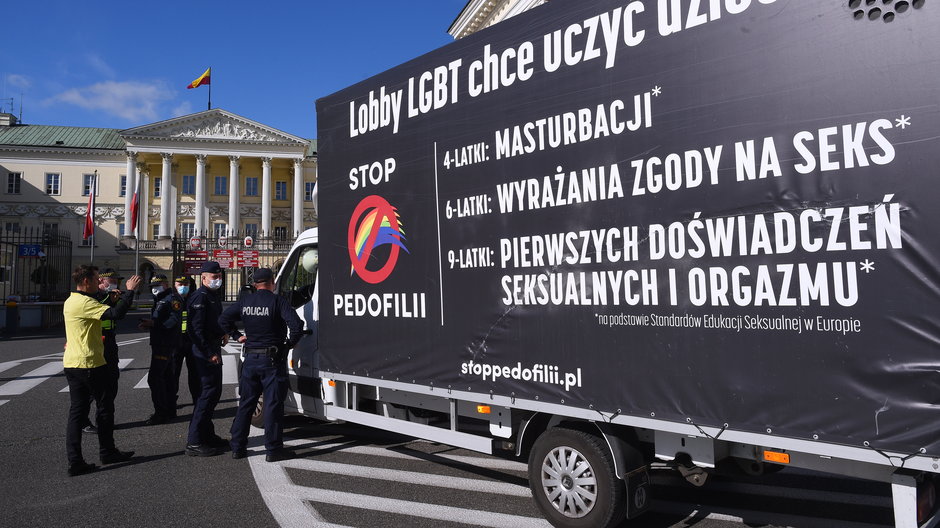 Furgonetka fundacji Pro-Prawo do życia z hasłem "Stop pedofilii" na Placu Bankowym. Warszawa. 10.09.2020 r. 