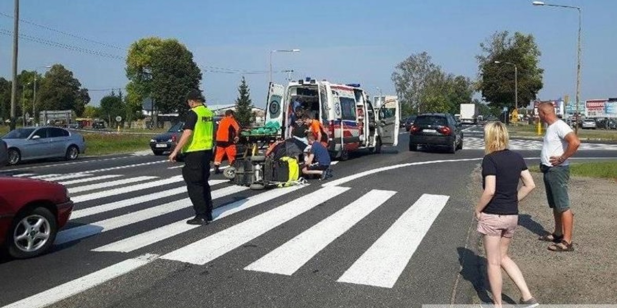 Groźny wypadek pod Garwolinem. Samochód potrącił kobietę na wózku