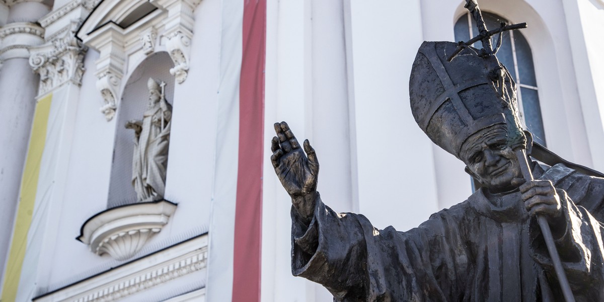 Wadowice. Odmieniony pomnik Jana Pawła  II.