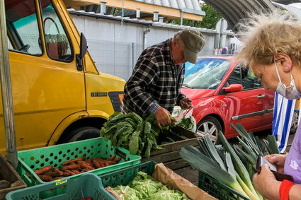 Posłowie PiS chcieli ułatwić handel w weekend. Wycofują się, bo zapomnieli, że niedziela to też weekend