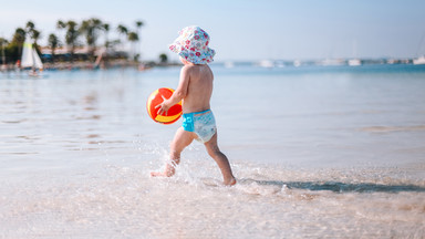 Najpierw dyskusja o nagości, teraz spór o stroje kąpielowe. Jak powinny plażować dzieci?