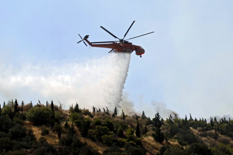 GRECJA. Płoną lasy i przedmieścia. Strażacy i żołnierze walczą z ogniem