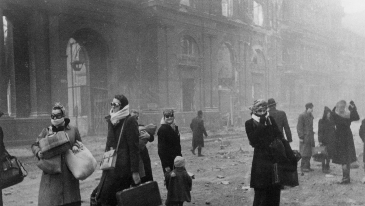 Stacja kolejowa Anhalter po nalocie bombowym aliantów, Berlin, 2 marca 1945 r. Fot. Ullstein Bild/Newspix.pl