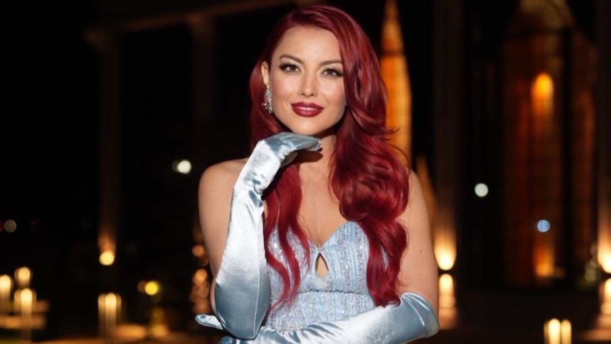 Imagine Stire Elena Gheorghe, apariție spectaculoasă la TVR 1 într-o ținută aleasă de fiica ei, Amelie: „Un pic de Harajuku, un pic de Barbie” | 2review.ro
