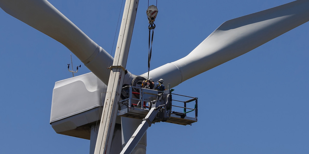 Obecnie liderami wśród producentów turbin wiatrowych są firmy chińskie, duńskie, amerykańskie i niemieckie. Zdjęcie ilustracyjne