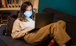 Noszenie maseczki w domu i dezynfekcja chronią przed zakażeniami