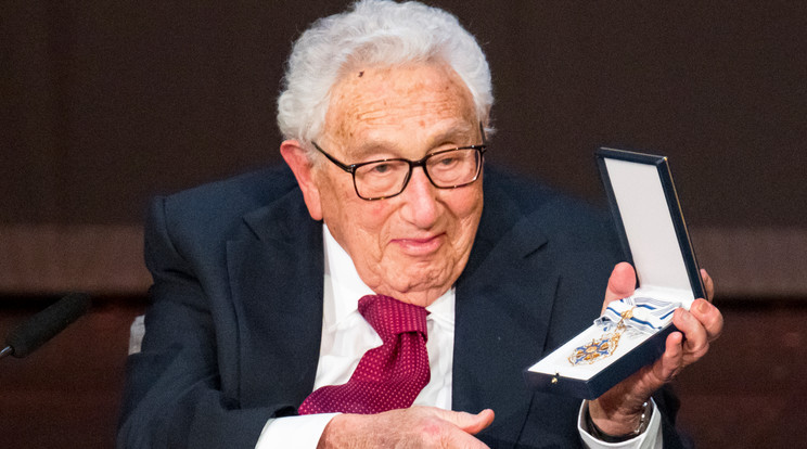 Henry Kissinger a legmagasabb bajor állami kitüntetést tartja a kezében, amelyet századik születésnapja alkalmából adományoztak neki / Fotó: Getty Images