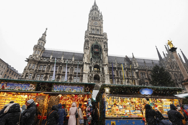 Jarmark bożonarodzeniowy w Monachium (zdjęcie archiwalne)