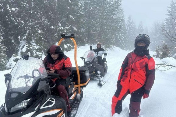 SPASAVAO ŽIVOTINJE PA JEDVA IZVUKAO ŽIVU GLAVU Milorad teško povređen u zavejanom selu: Spasioci jedva stigli do njega