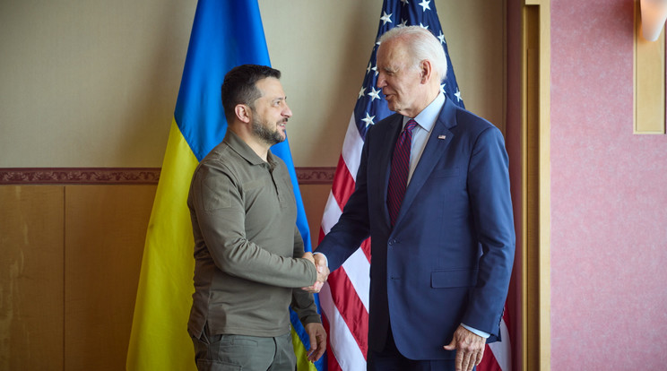 A Joe Biden (jobbra) vezette amerikai kormány bejelentette, hogy újabb pénzösszeggel támogatja Kijevet. Balra Volodimir Zelenszkij, ukrán elnök fog kezet az amerikai elnökkel / Fotó: MTI/EPA/Ukrán elnöki sajtószolgálat