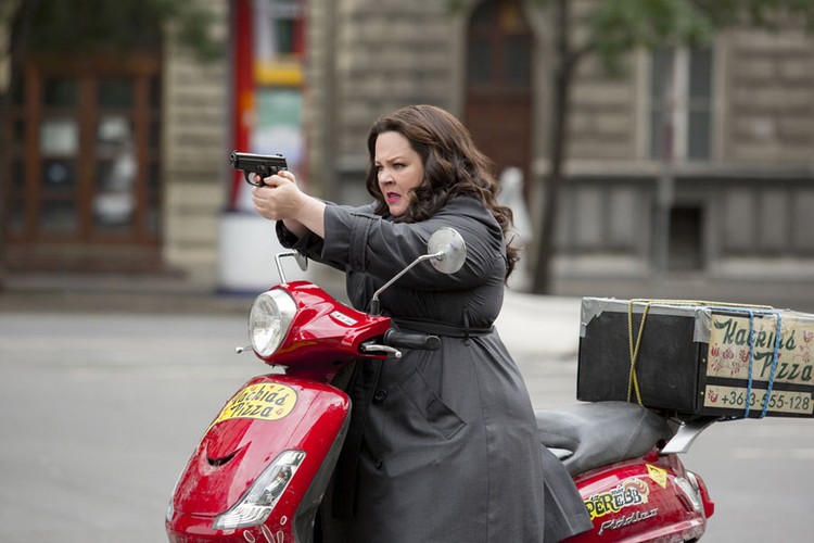 Agentka, reż. Paul Feig
<br><br>
Parodiująca filmy o przygodach superagenta Jamesa Bonda komedia sensacyjna z nominowaną do Oscara Melissą McCarthy (”Druhny”, ”Gorący towar”). Susan Cooper jest skromnym i niedocenianym analitykiem, pracującym dla CIA. Gdy działający w ukryciu agenci zostają zdekonspirowani, Susan musi porzucić wygodne biurko i wkroczyć do akcji. Jej zadaniem jest rozpracować szajkę handlarzy bronią i zapobiec światowemu kryzysowi. Brak doświadczenia nadrabia brawurą i nieszablonowymi metodami działania, które budzą grozę zarówno jej przeciwników, jak i przełożonych. W pozostałych rolach: Jude Law (”Sherlock Holmes”, ”Grand Budapest Hotel”), Jason Statham (”Szybcy i wściekli 7”, ”Transporter”) i Rose Byrne (”Drugie oblicze”, ”Druhny”). Reżyseria: Paul Feig (”Druhny”, ”Gorący towar”). [opis dystrybutora]
