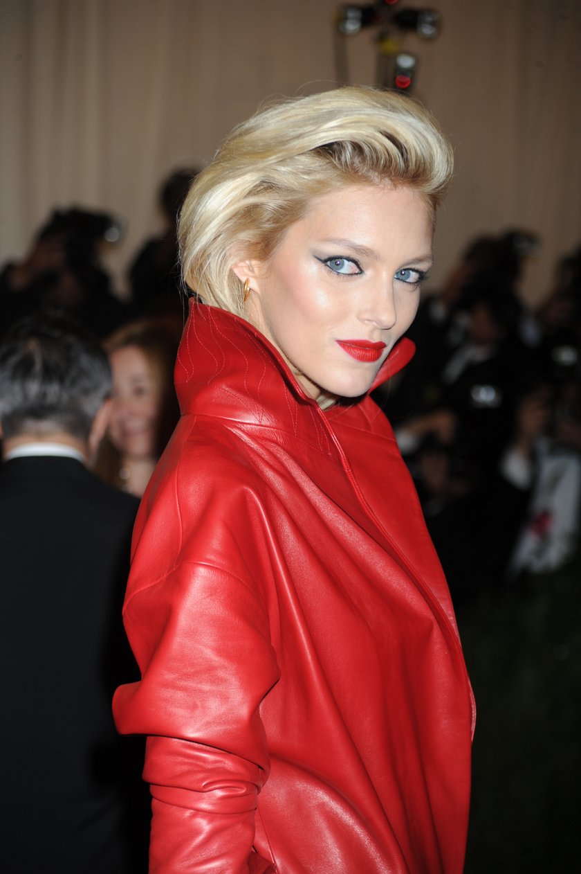 Anja Rubik na czerwono