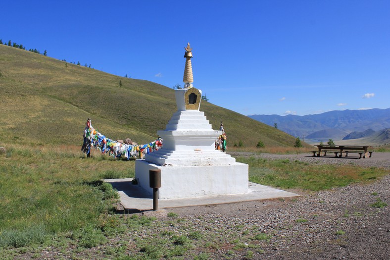 Stupa — jedna z wielu buddyjskich architektoniczno-rzeźbiarskich budowli sakralnych znajdujących w Republice Tuwy