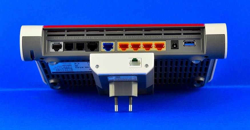 Der Mesh Point 1 alias Fritzbox 7590 (oben) wird über seinen blauen WAN-Port mit 500 Mbps Internet gefüttert. Der Mesh Point 2 alias Fritz Repeater 1750E (unten) soll das schnelle Internet per WLAN-Funk bis in den hintersten Winkel der Testwohnung verteilen.