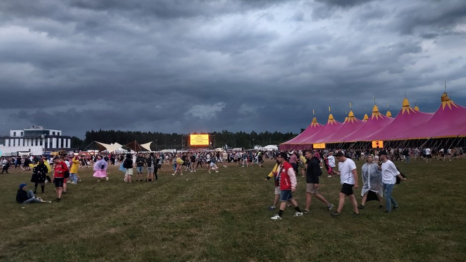 Ewakuujący się uczestnicy Open'er Festivalu 2022