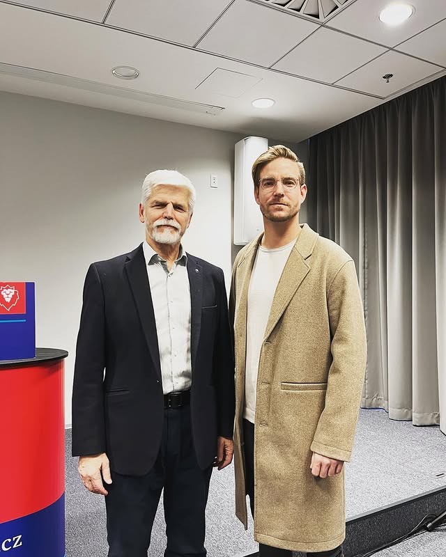 Český herec Vladimír Polívka s českým prezidentom Petrom Pavlom.