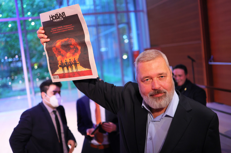 Laureat Pokojowej Nagrody Nobla i redaktor naczelny Nowej Gaziety Dmitrij Muratow trzyma jedno z wydań gazety