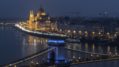 Lenyűgöző fotók a fővárosról: kékbe borultak Budapest ikonikus építményei – fotók