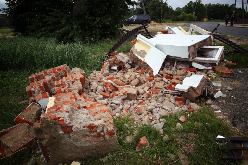 Śmierć na miejscu. 23-latek uderzył w przydrożną kapliczkę