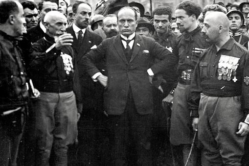 Benito Mussolini podczas marszu na Rzym z bojówkarzami od lewej: Emilio De Bono, Italo Balbo i Cesare Maria De Vecchi, 28 października 1922 r.
