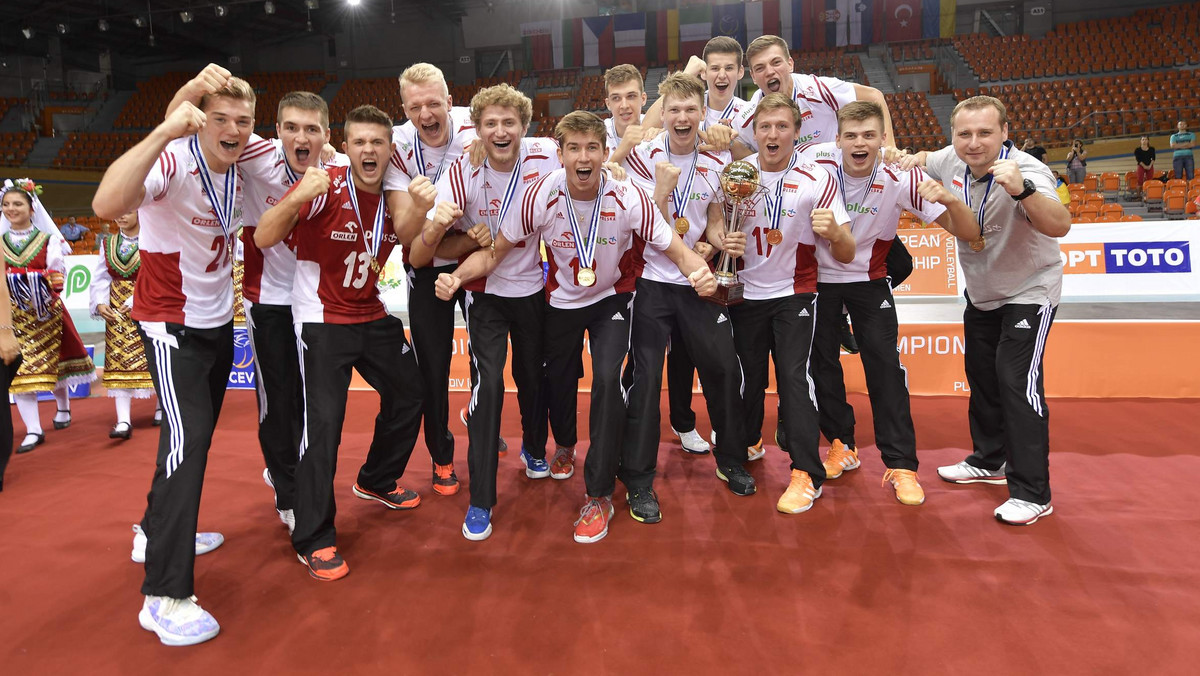 - W drodze na mistrzostwa Europy żaden z chłopaków nie zakładał innego wyniku niż złoty medal - mówił Sebastian Pawlik trener reprezentacji juniorów, która w sobotę zdobyła złoty medal, a w niedzielne popołudnie wróciła do Warszawy, skąd udała się do katowickiego Spodka, gdzie zostanie powitana na Meczu Gwiazd.